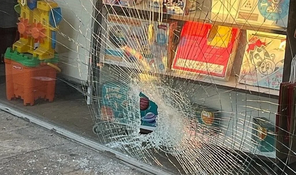 Otomobil ile motosiklet çarpıştı, o anlar kameraya yansıdı