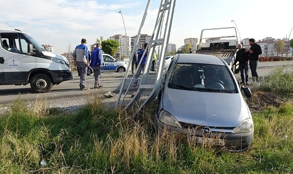 Otomobil, kaldırımda yürüyen yaşlı çifte çarptı: 1 ölü, 2 yaralı