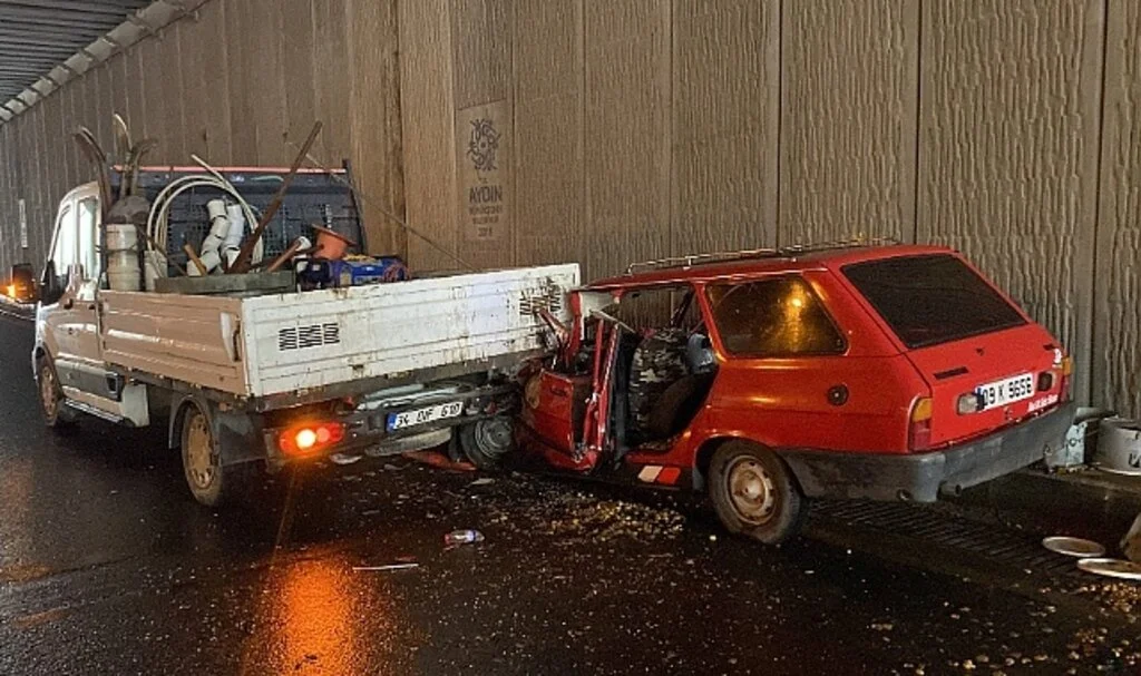 Otomobil kamyonete ok gibi saplandı: 2 yaralı