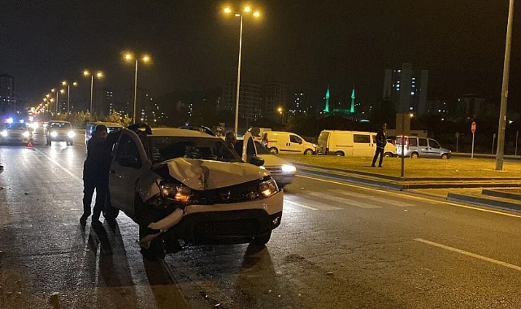 Otomobil minibüsle çarpıştı: 4 yaralı