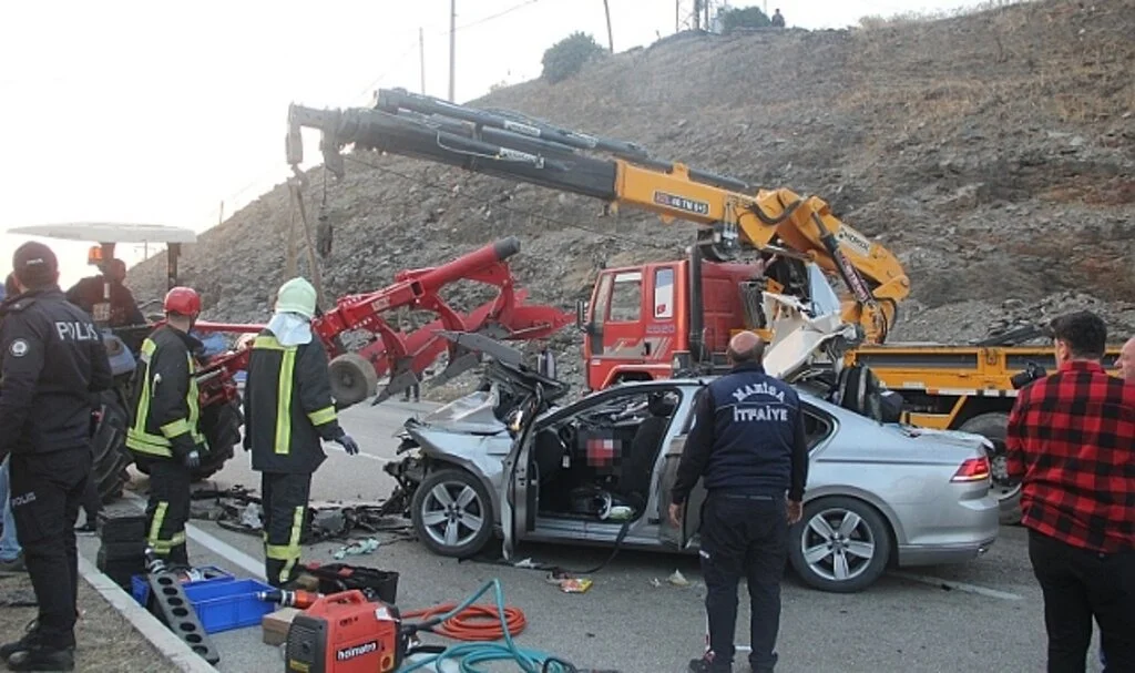 Otomobil Pulluk Takılı Traktöre Saplandı: 1 Ölü, 4 Yaralı