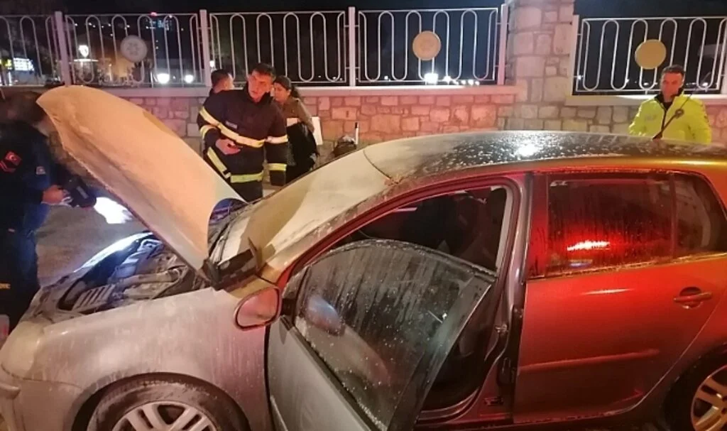 Otomobilde çıkan yangın panikletti