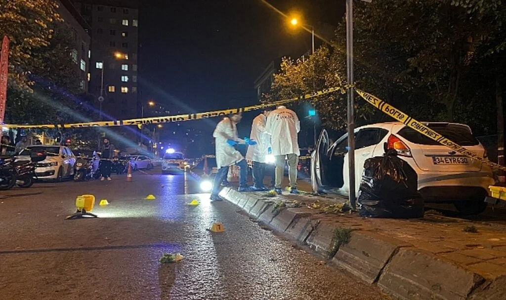 Otomobilden kadını kaçırdılar, kaçtıkları sırada otomobili kurşunladılar: 1 ölü
