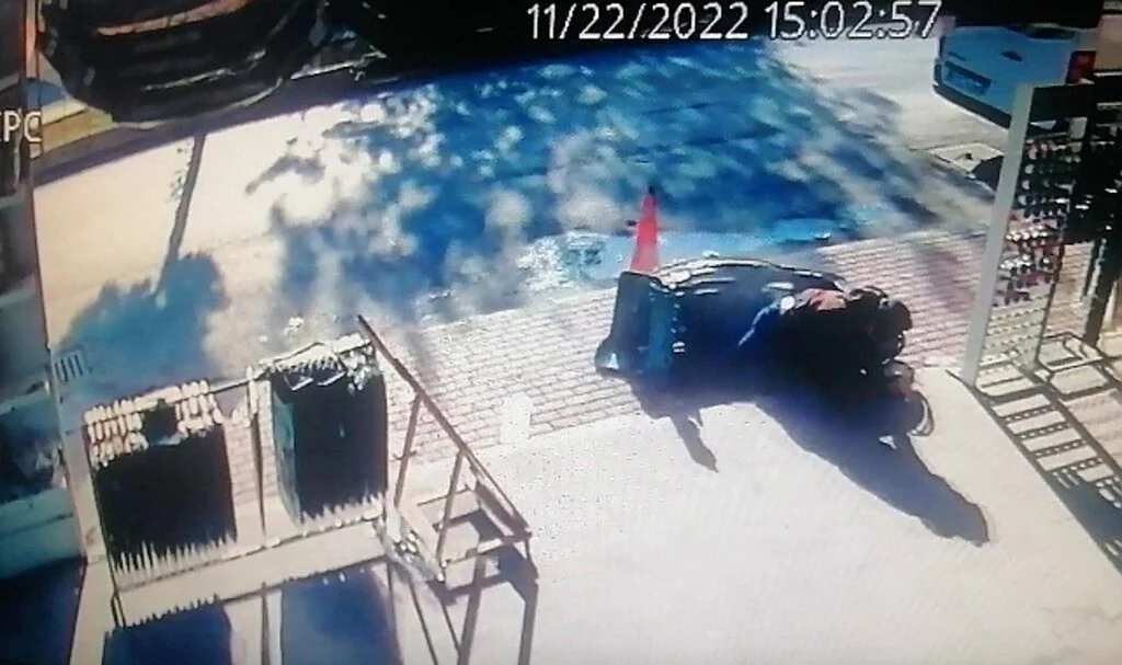 Otomobile çarpıp metrelerce sürüklenen motosiklet sürücüsü ölümden döndü