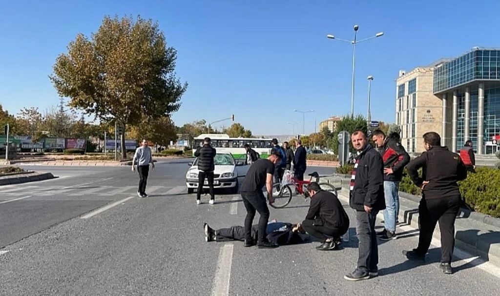 Otomobilin çarptığı bisikletli yaralandı