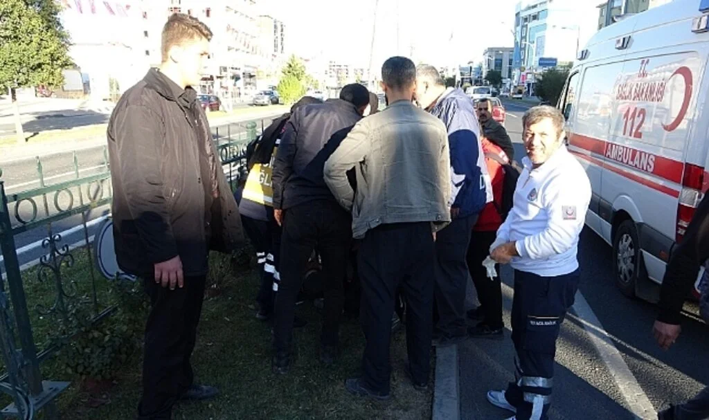 Otomobilin çarptığı çocuk refüje düştü