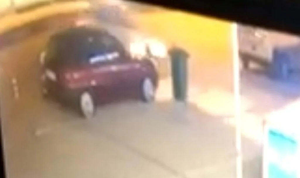 Otomobilin kayarak park halindeki bir araca çarptığı kaza kamerada