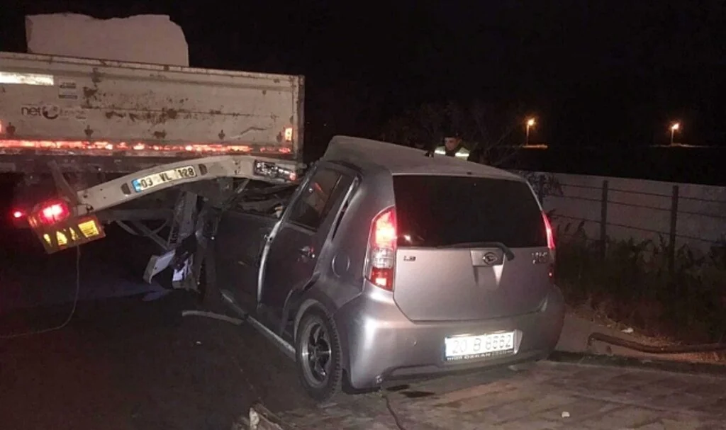 Otomobilin tıra çarptığı kazada 1 kişi yaralandı