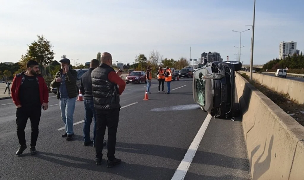 Otomobilin yan yattığı kaza kamerada