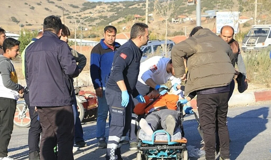 Otomobille çarpışan motosikletteki 2 genç yaralandı