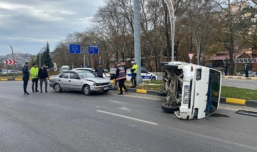 Otomobille çarpışan ticari araç devrildi: 3’ü çocuk 5 yaralı