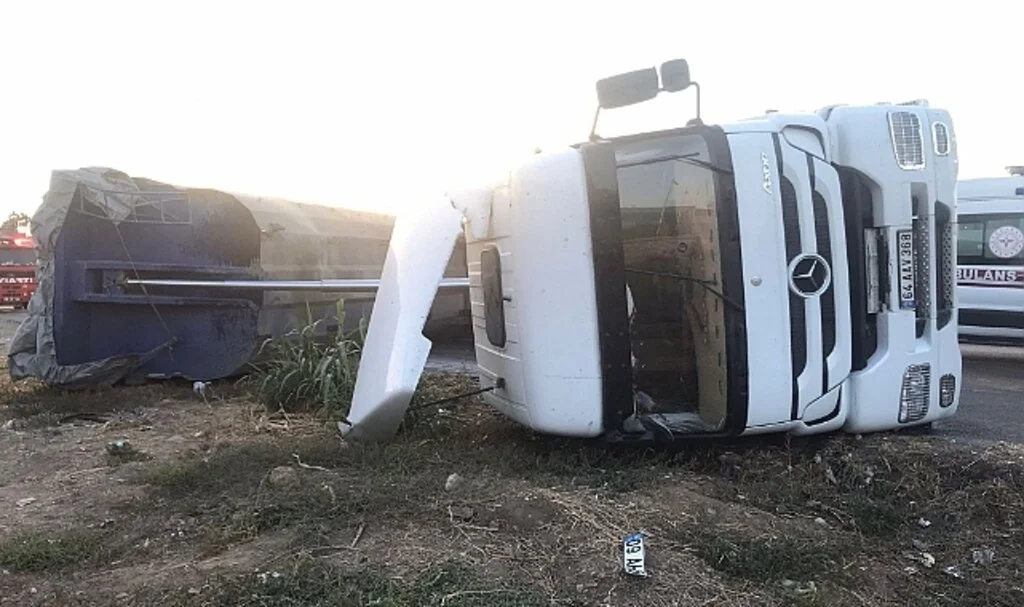 Otomobille çarpışan tır devrildi: 2 yaralı