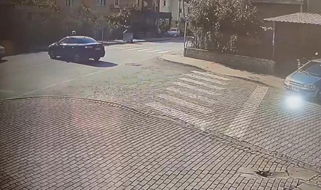 Otomobille motosiklet çarpıştı: 1 kişi yaralandı