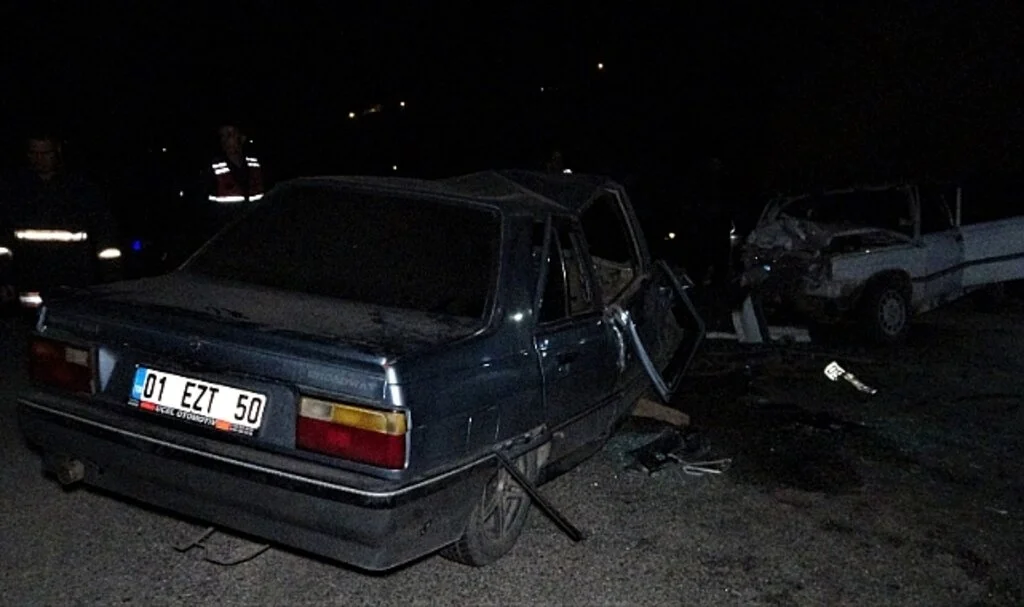 Otomobiller kafa kafaya çarpıştı: 2 ölü, 5 yaralı