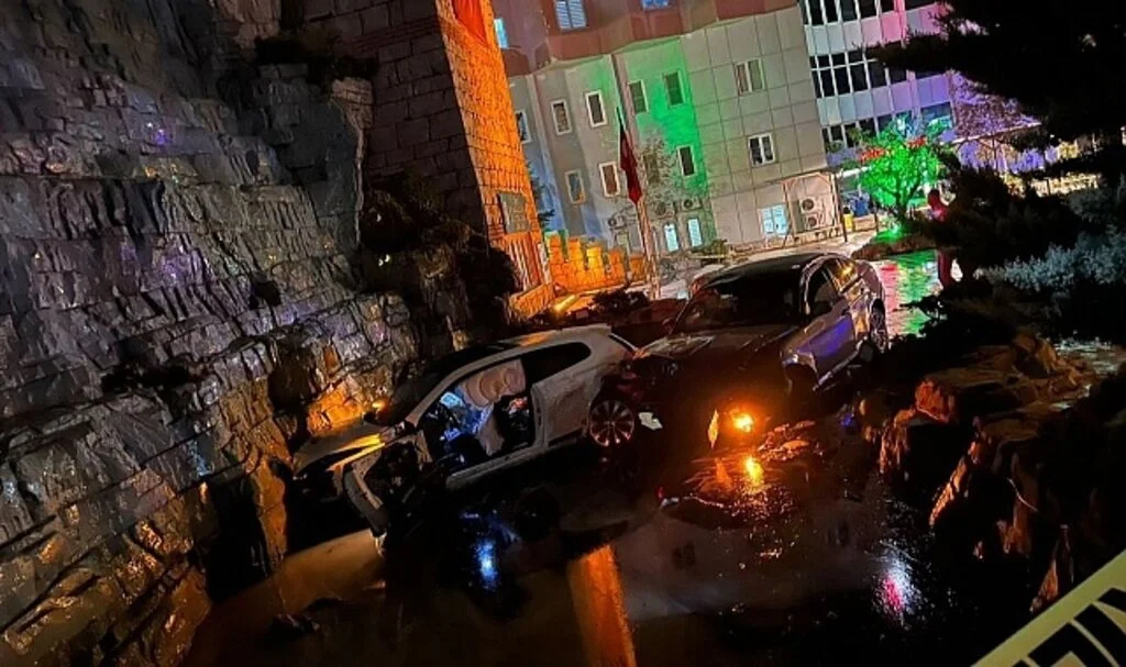 Otomobiller süs havuzuna çarptı: 1 ölü, 4 yaralı