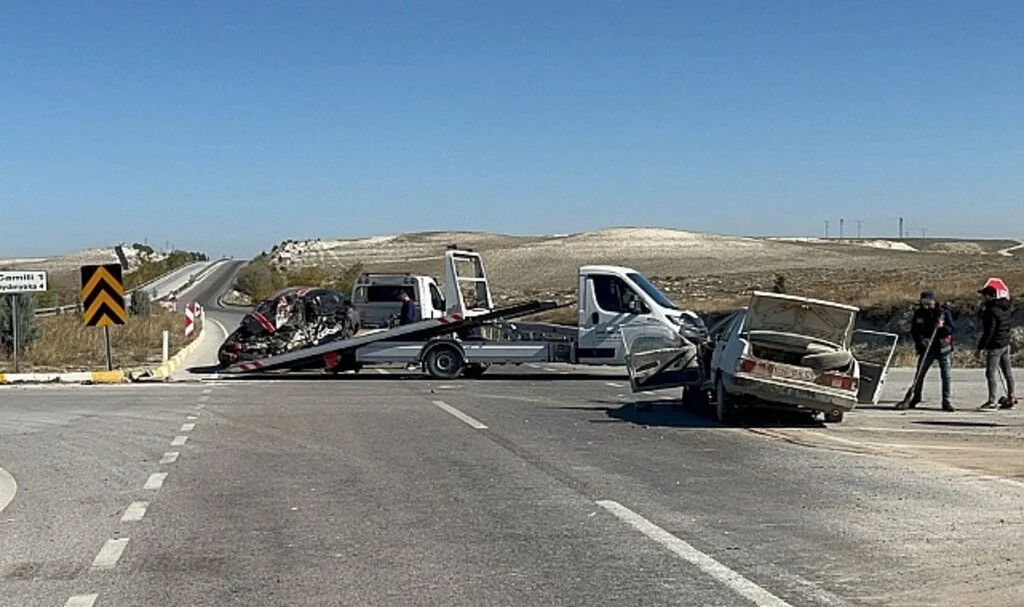 Otomobillerin hurdaya döndüğü kazada 1 kişi öldü, 4 kişi yaralandı