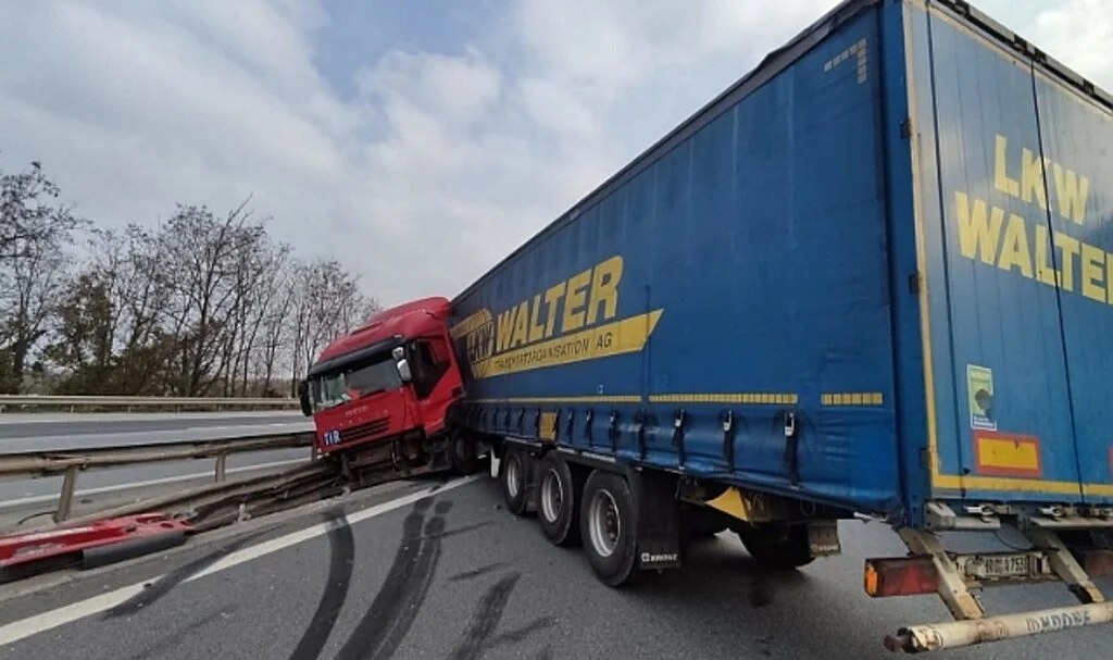 Otoyolda makaslayan tır bariyerlere çarptı: 1 yaralı