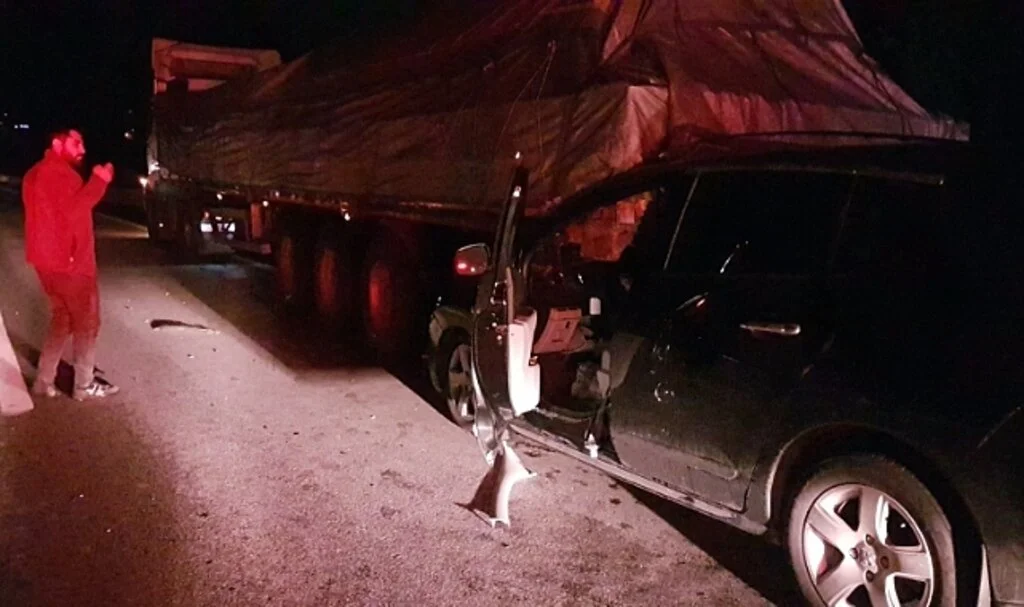 Otoyolda tıra arkadan çarpan otomobildeki karı koca yaralandı