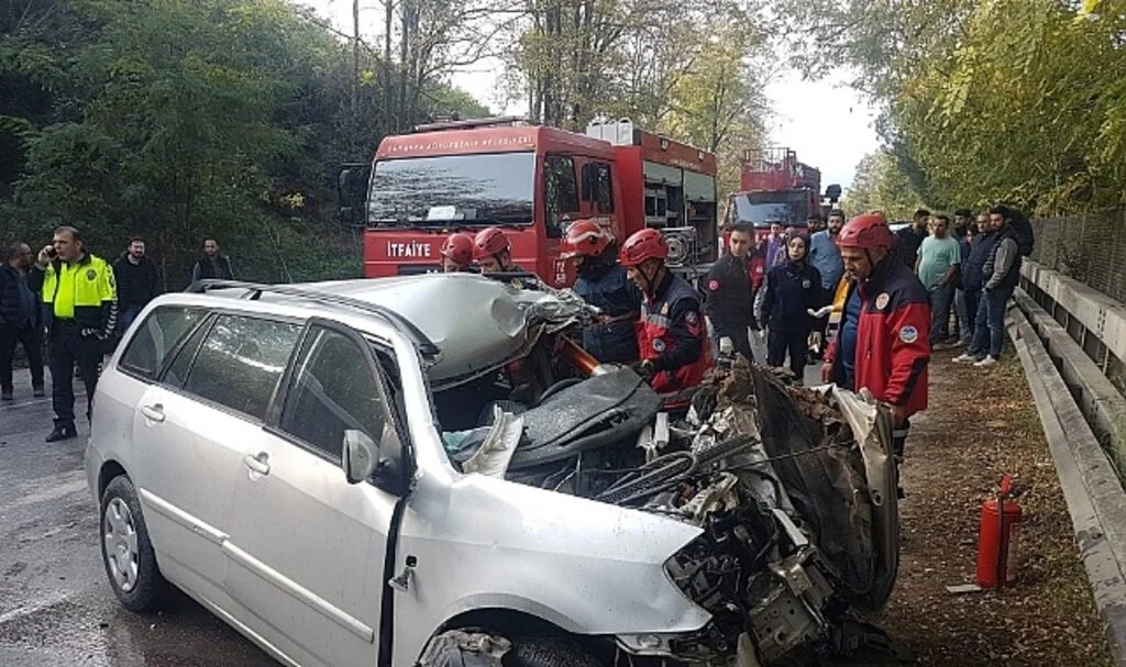 Özel halk otobüsü ile otomobil çarpıştı: 1 ölü, 5 yaralı