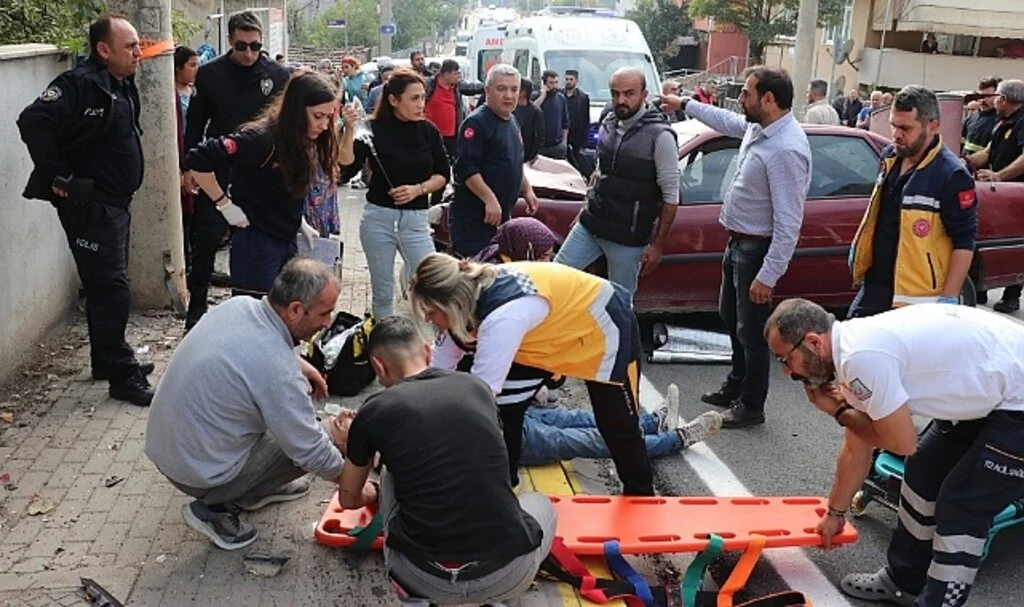 Paramparça olan otomobilde can pazarı