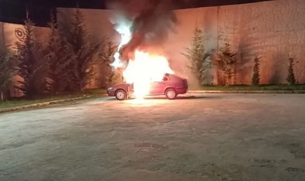 Park halindeki araç cayır cayır yandı