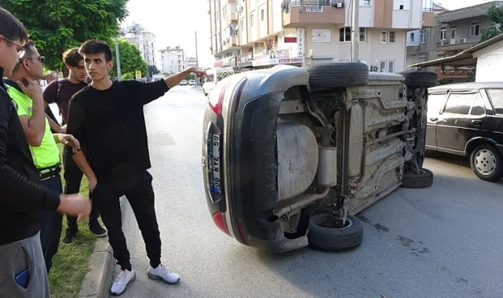 Park halindeki araca çarpan otomobil takla attı: 3 yaralı