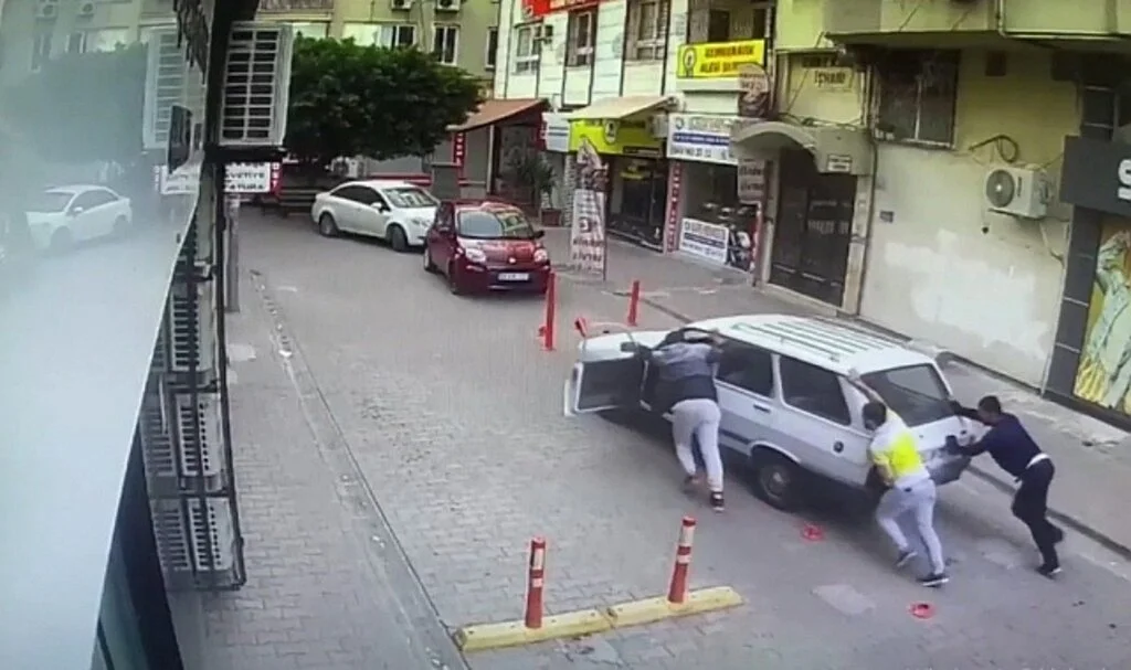 Park halindeki otomobili iterek çaldılar