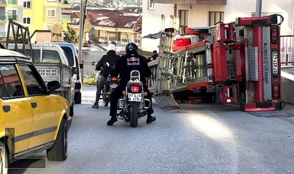 Park Halindeki Yük Taşıma Asansörü Kaldırıma Çıkarak Devrildi