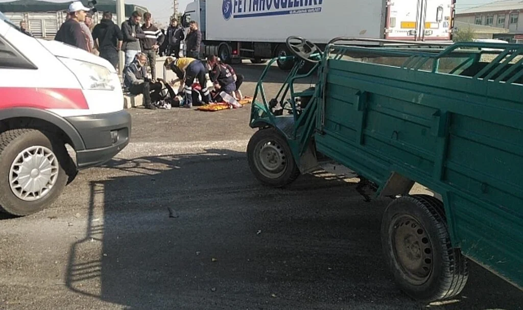 Patpatla otomobilin çarpıştığı kazada 2 kişi yaralandı