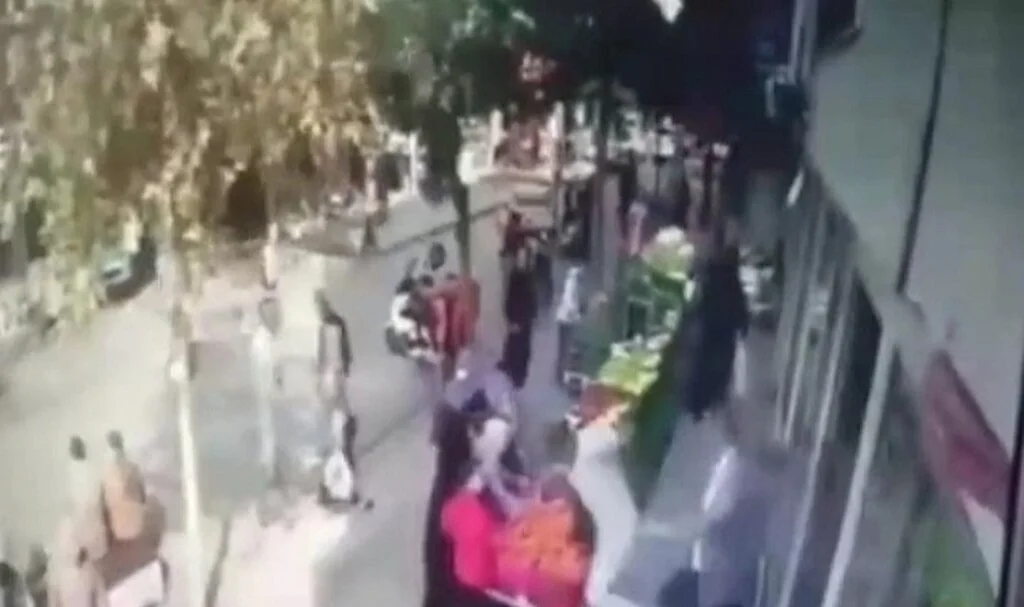 Pendik’te kaşar peyniri hırsızı marketten tekmelerle kovuldu