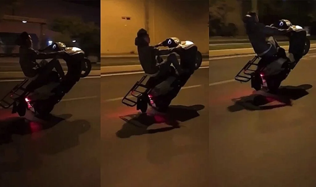 Pendik’te motosiklet ile tek teker üzerinde tehlikeli yolculuk kamerada
