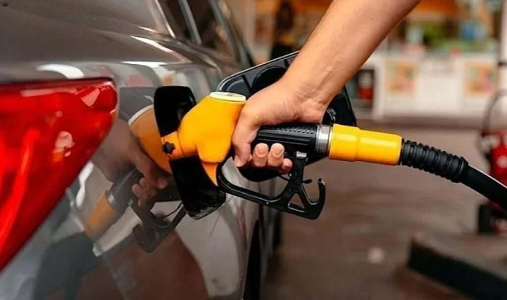Petrol fiyatları haftaya düşüşle başladı