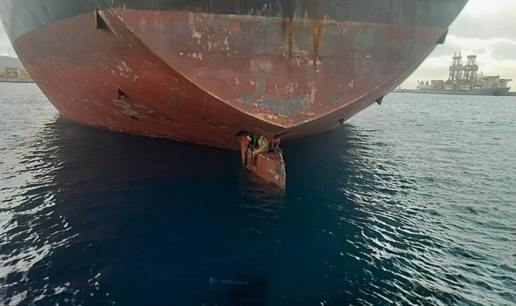 Petrol tankerinin dümen palasında saklanan 3 göçmen yakalandı