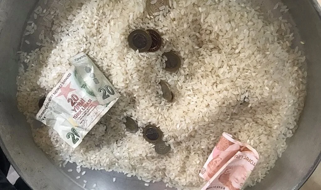 Pirincin içinden taş ayıklar gibi para ayıkladılar