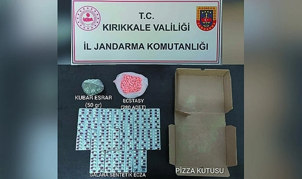 Pizza kutusunda uyuşturucu sevkiyatı: Esrar ve yüzlerce hap ele geçirildi