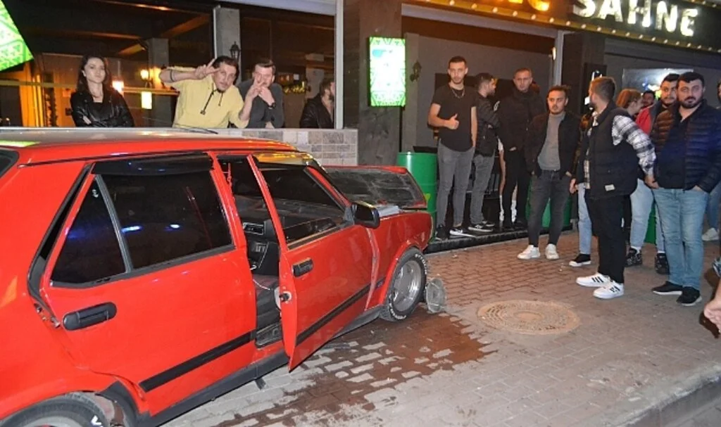 Polisi görünce panikleyen alkollü sürücü eğlence mekanının duvarına böyle çarptı