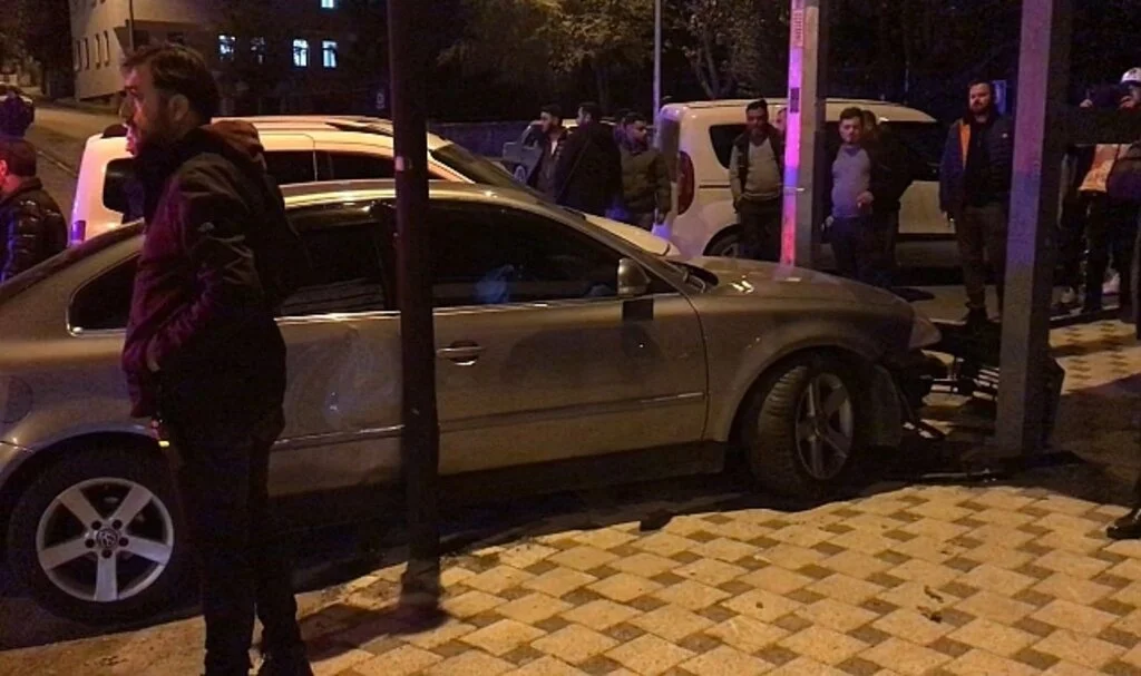 Polisten kaçan ehliyetsiz sürücü üst geçit direğine çarptı: 3 yaralı