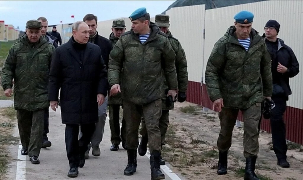 Putin, orduya çağrılanlardan 50 bin kişinin muharebe birliklerinde yer aldığını bildirdi