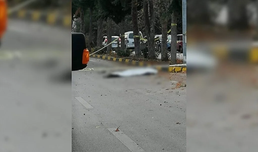 Refüje çarpan motosiklet sürücüsü hayatını kaybetti