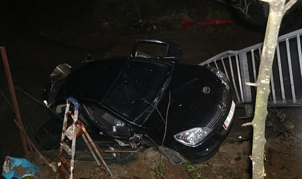 Rize'de bariyerlere çarpan araç 3 metrelik duvardan düştü: 2 ölü, 3 ağır yaralı