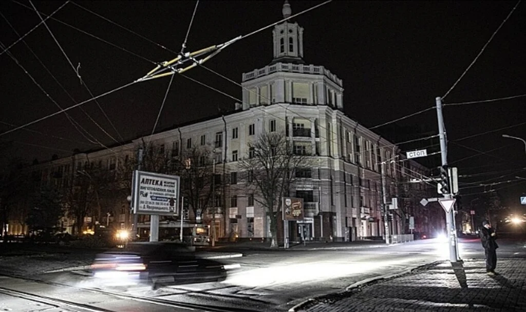 Rus saldırıları nedeniyle altyapısı zarar gören Ukrayna'da birçok bölge karanlığa teslim oldu