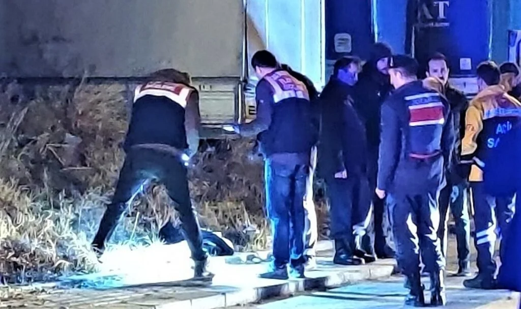 Saçından sürüklediği karısını başını keserek öldürdü