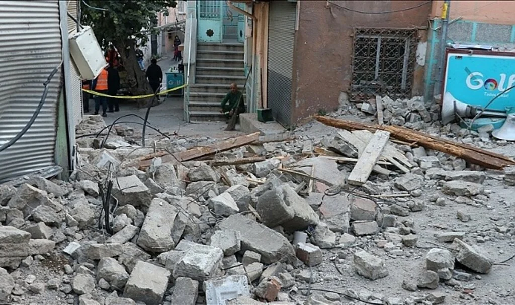 Sağlık Bakanı Koca: İzmir'deki depremden panik sebebiyle 64 kişi etkilendi. 1'i ağır 7 kişinin tedavisi sürüyor
