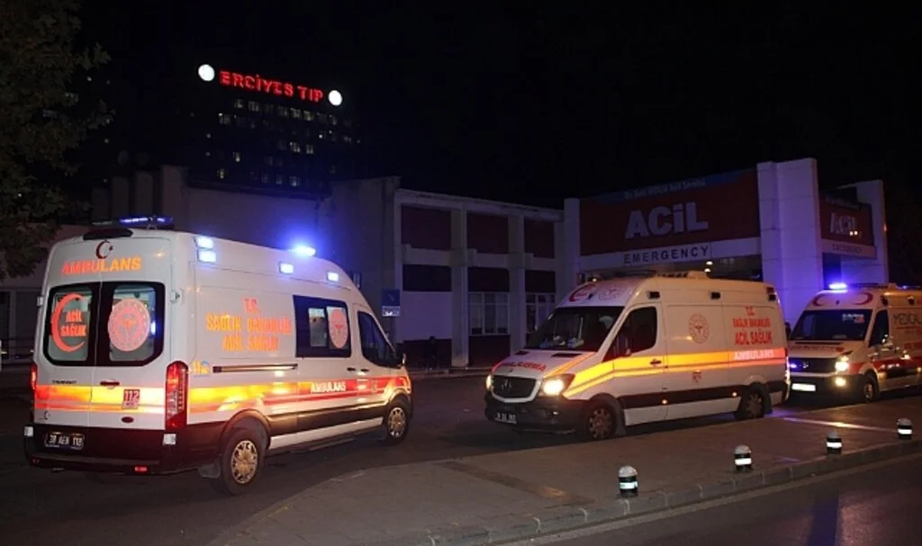 Sağlık ekibine yardım için giden ekipleri bıçakladı: 1'i bekçi 3'ü polis 4 yaralı