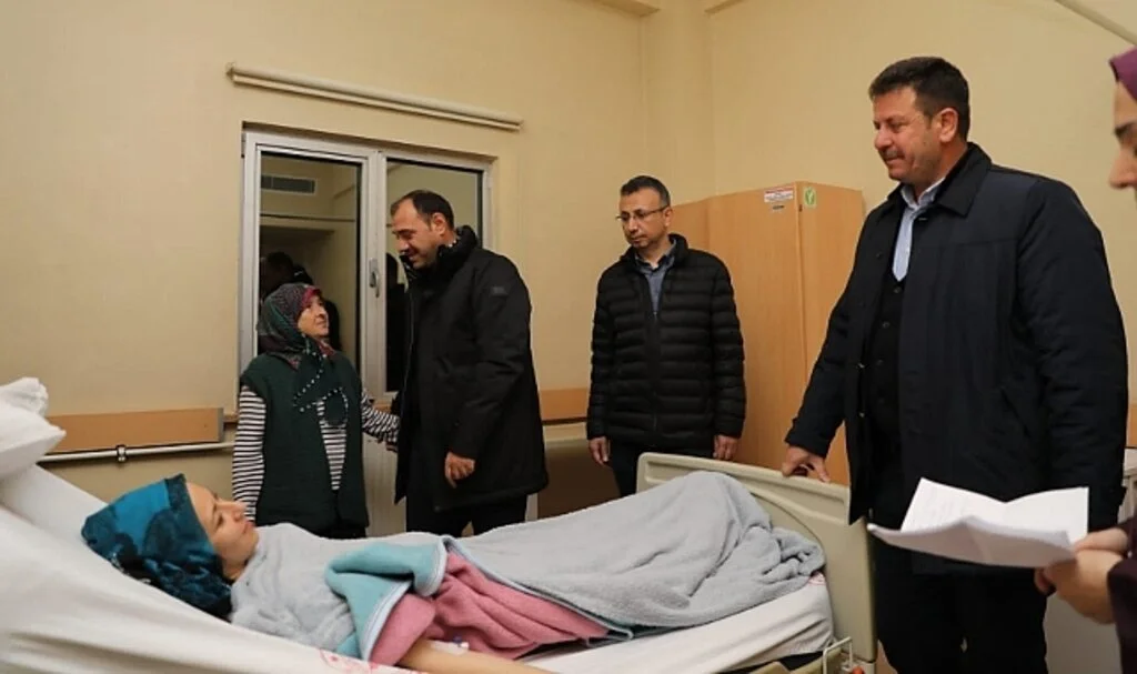Sakarya'da depremden etkilenen vatandaşlar hastaneye kaldırıldı