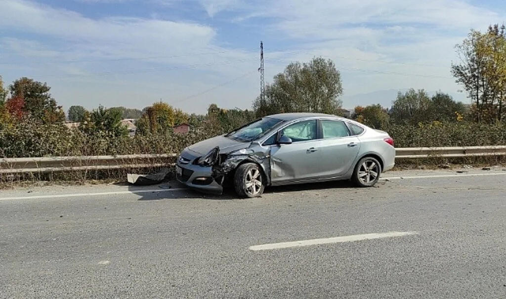 Sakarya'da iki otomobil çarpıştı: 2 yaralı