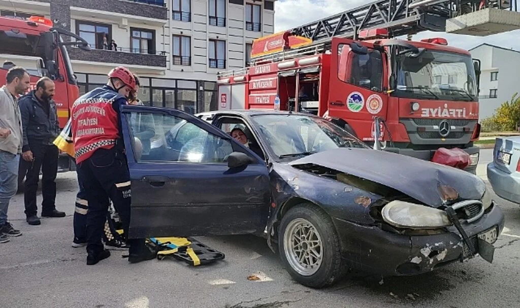 Sakarya’da iki otomobil çarpıştı: 2 yaralı