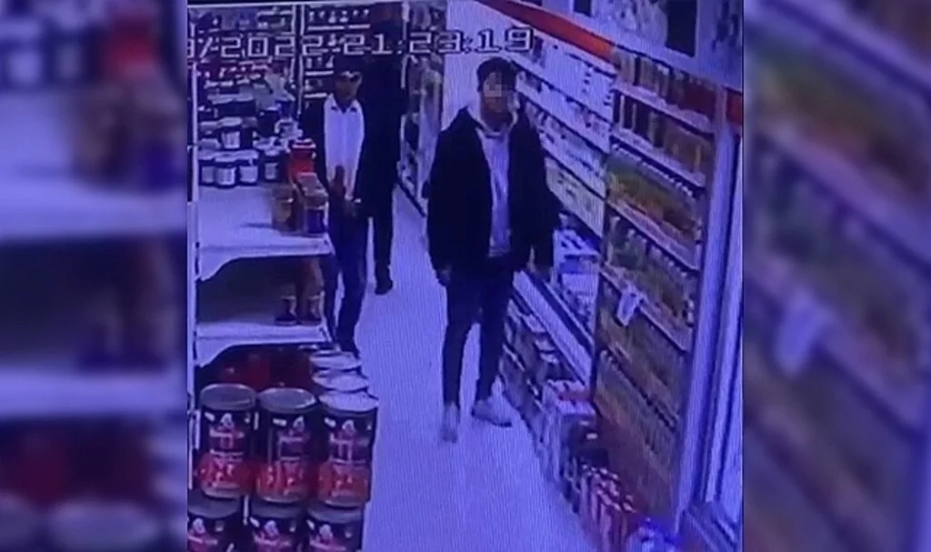 Salamı pantolonuna sakladı, yanındaki hırsızlar bile şaşırdı