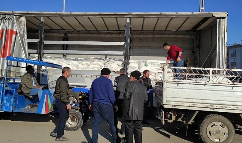 Salıpazarı ilçesinde 121 arıcıya 27 ton besleme şekeri verildi