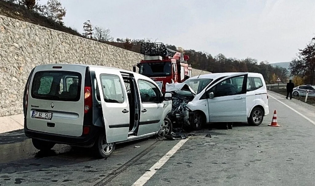 Samsun'da 2 hafif ticari araç kafa kafaya çarpıştı: 1 ölü, 7 yaralı
